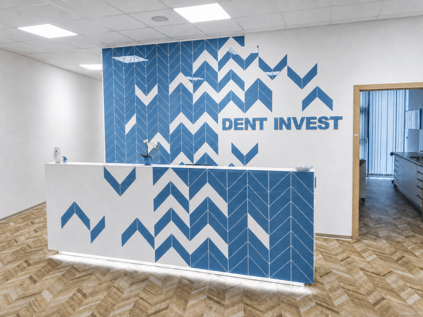 Рецепцията на DENT INVEST със синята геометрична стена